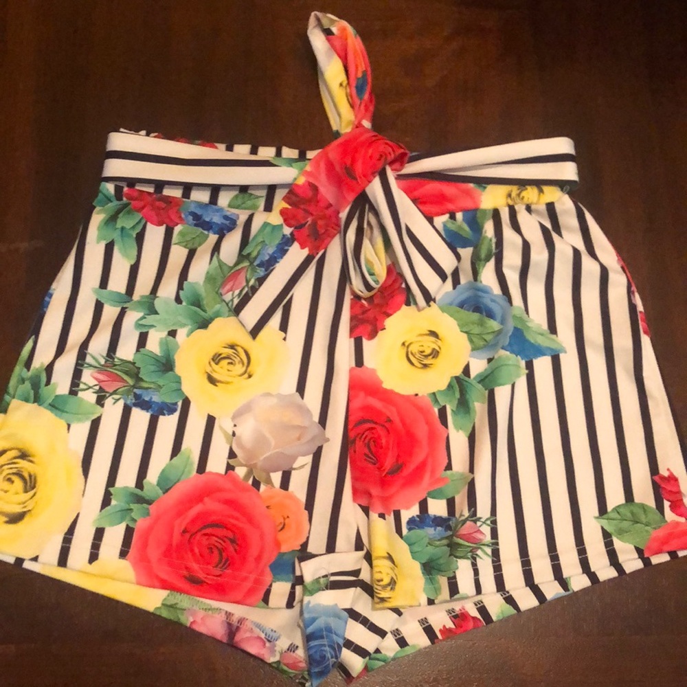 Flower shorts/ size small